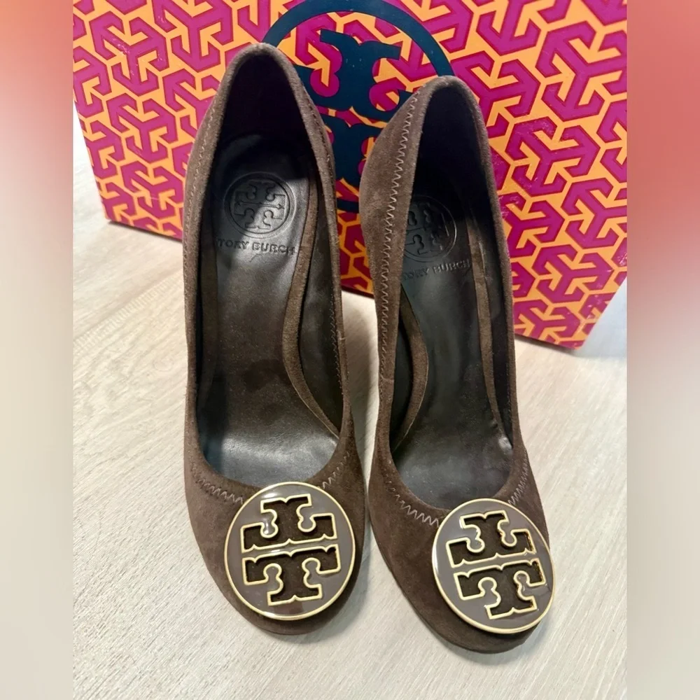 Tory Burch Sophie Brown Suede Wedge Pumps Round Logo  Shoe Size US 5